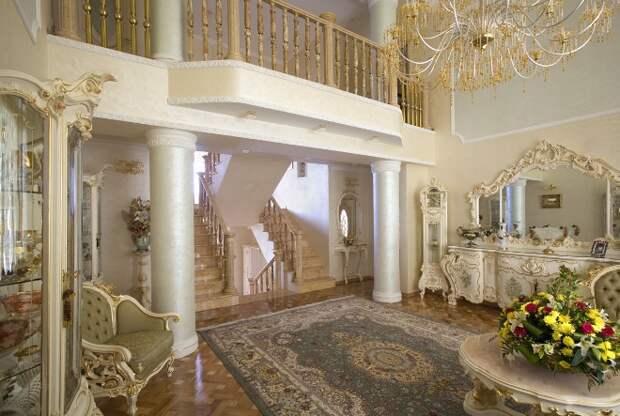 Колонны в интерьере: виды, материалы, дизайн (30 фото)