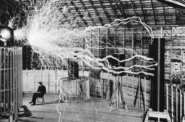 Никола Тесла и его "усиливающий передатчик" в лаборатории история, факты, фото