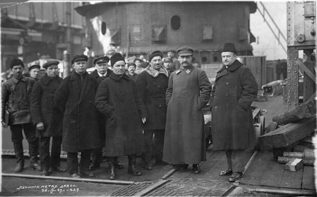 С.М._Киров_и_Г._К._Орджоникидзе_в_паротурбинном_цехе_Металлического_завода.jpg С.М._Киров_и_Г._К._Орджоникидзе_в_паротурбинном_цехе_Металлического_завода.jpg