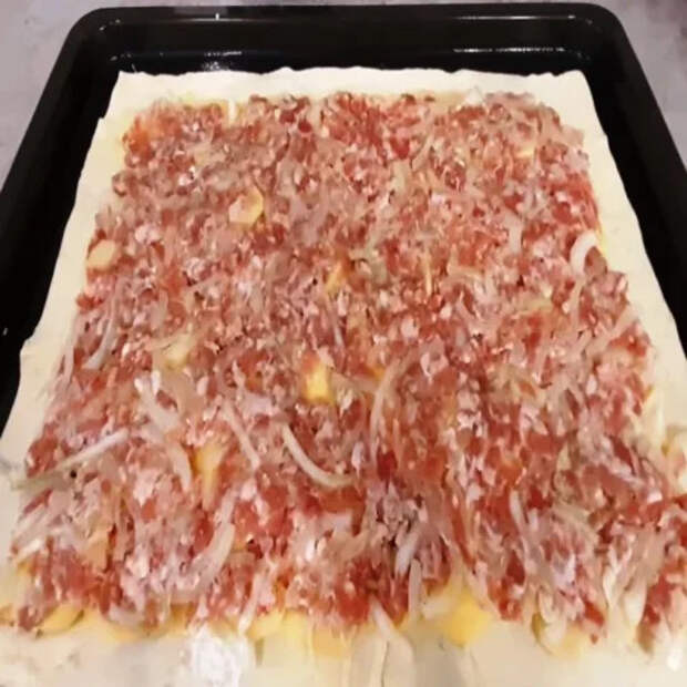 Тесто больше не раскатываю: готовлю сочный слоеный пирог с мясом и картошкой «ленивым» способом