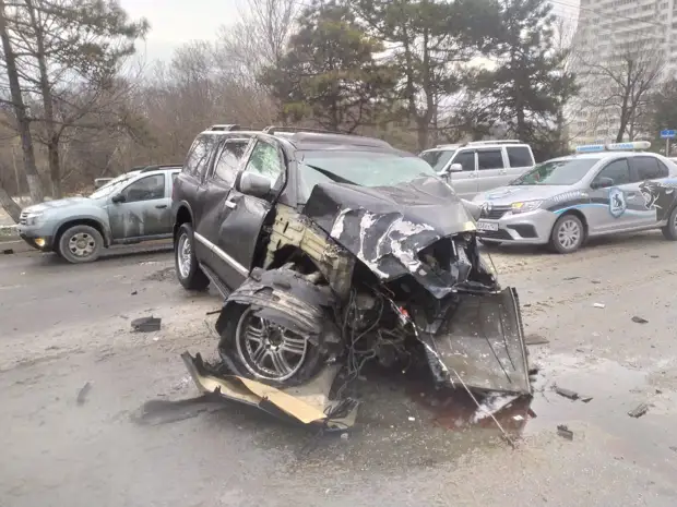 В Новороссийске водитель Infiniti врезался в дерево, а после столкнулся с BMW