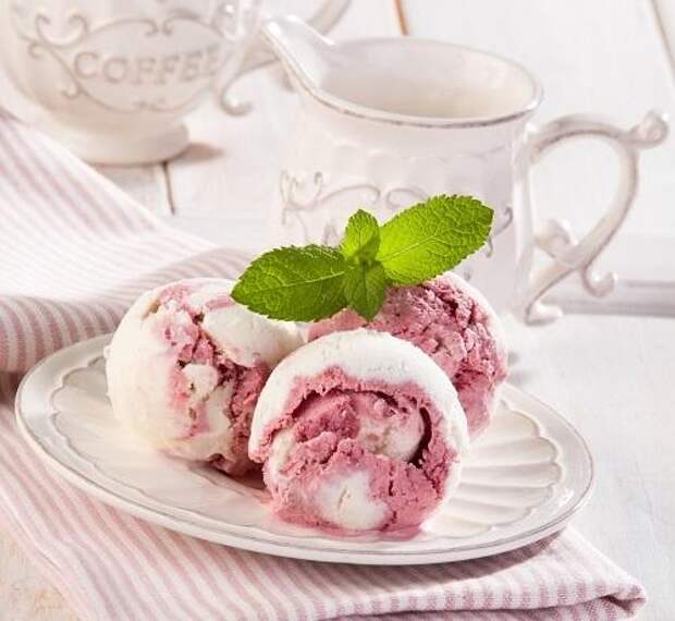 Мороженое со сливочно-вишневым вкусом/Фото: Олег Кулагин/BurdaMedia