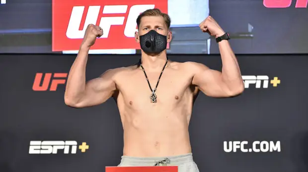 Волков нокаутировал Харриса на турнире UFC 254