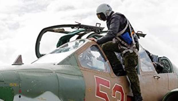 Пилот садится в штурмовик Су-25 ВКС России на авиабазе Хмеймим в Сирии. Архивное фото Пилот садится в штурмовик Су-25 ВКС России на авиабазе Хмеймим в Сирии. Архивное фото