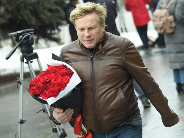 Певец Виктор Салтыков на церемонии прощания с певицей Юлией Началовой Певец Виктор Салтыков на церемонии прощания с певицей Юлией Началовой - РИА Новости, 1920, 10.06.2025