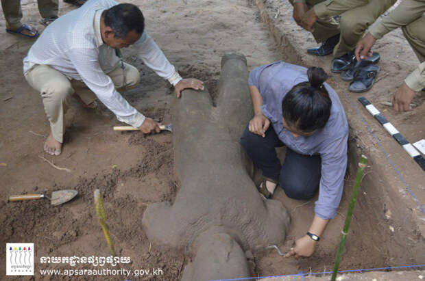 В Камбодже археологи нашли древнюю статую демона-охранника Камбодже, археологи, демон, охранник, раскопки, статуя