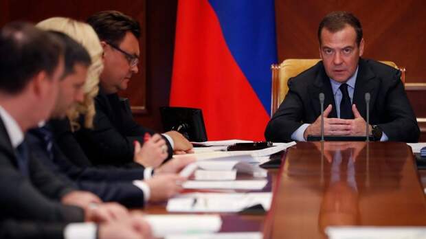 Медведев объяснил сербам, почему Россию не устраивает желание НАТО понатыкать базы