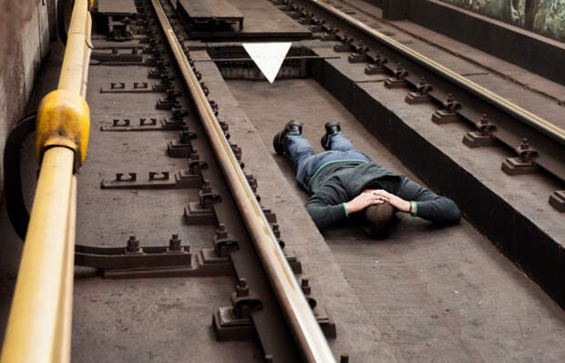 Что делать при падении на рельсы в метро - инструкция, которая поможет спастись