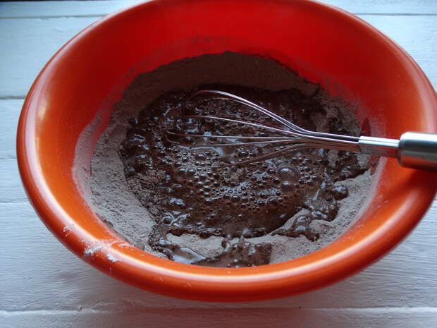 Сумасшедший пирог «Crazy Cake» — новомодный шоколадный пирог: такой мягкий, что кажется - теста вообще нет