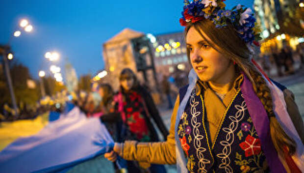 Молодежь с флагом Украины в Киеве. Архивное фото