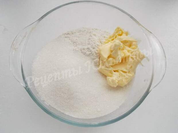 соединяем муку, сахар и масло