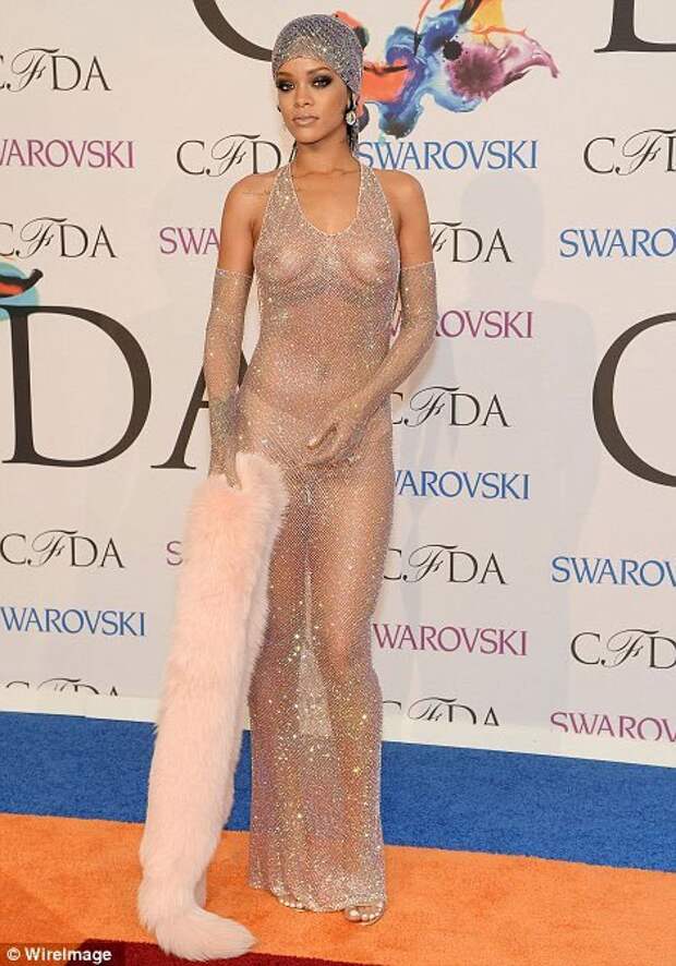 Рианна шокировала своим нарядом на церемонии награждения CFDA (19 фото)