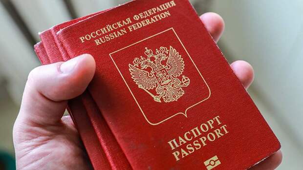 Сотрудник визового центра потерял 15 загранпаспортов в Москве