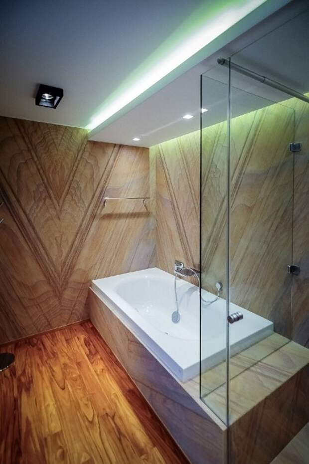 Удачное решение оформить интерьер ванной комнаты в дереве, что создаст дополнительный комфорт и уют.
