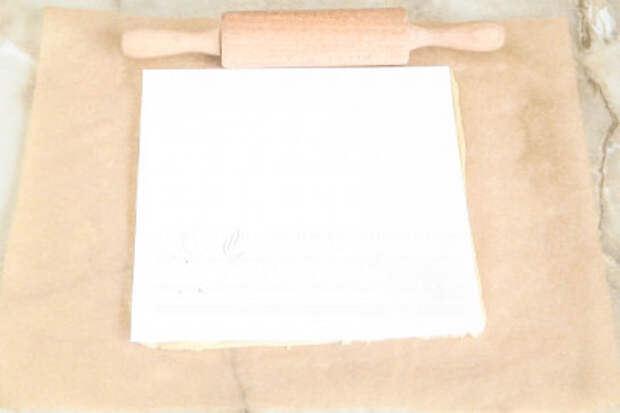 Дальше нам понадобится 4 отреза пергаментной бумаги и квадратный шаблон из картона (также для этого отлично подойдет обычный лист А4), размером 18х18 сантиметров