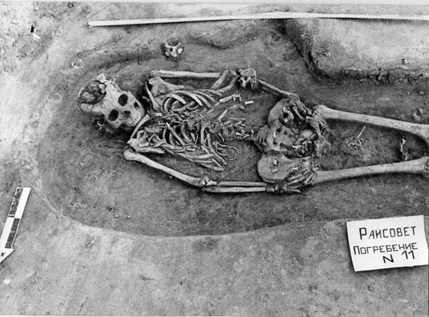 Скелет женщины, умершей при родах.