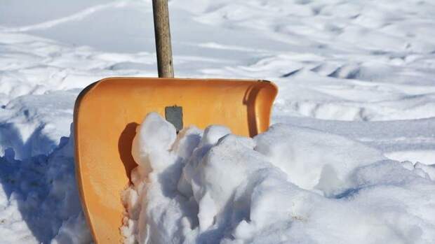 Коммунальщики продолжают очищать от снега улицы и дворы района Сокол
