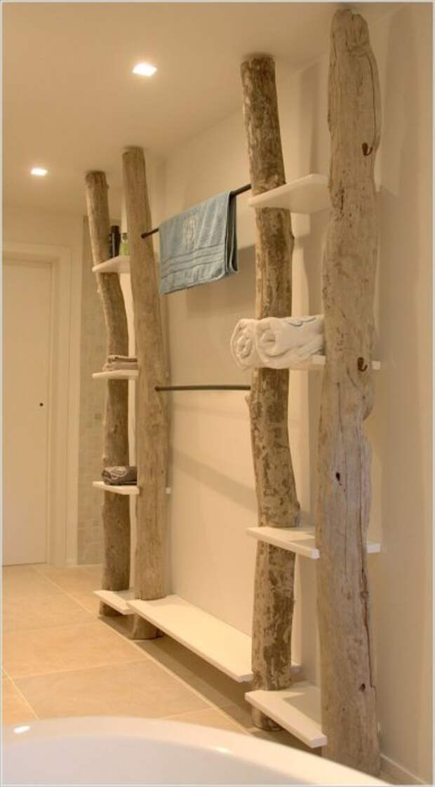 Открытый стационарный приставной стеллаж из натурального необработанного дерева в интерьере ванной комнаты.