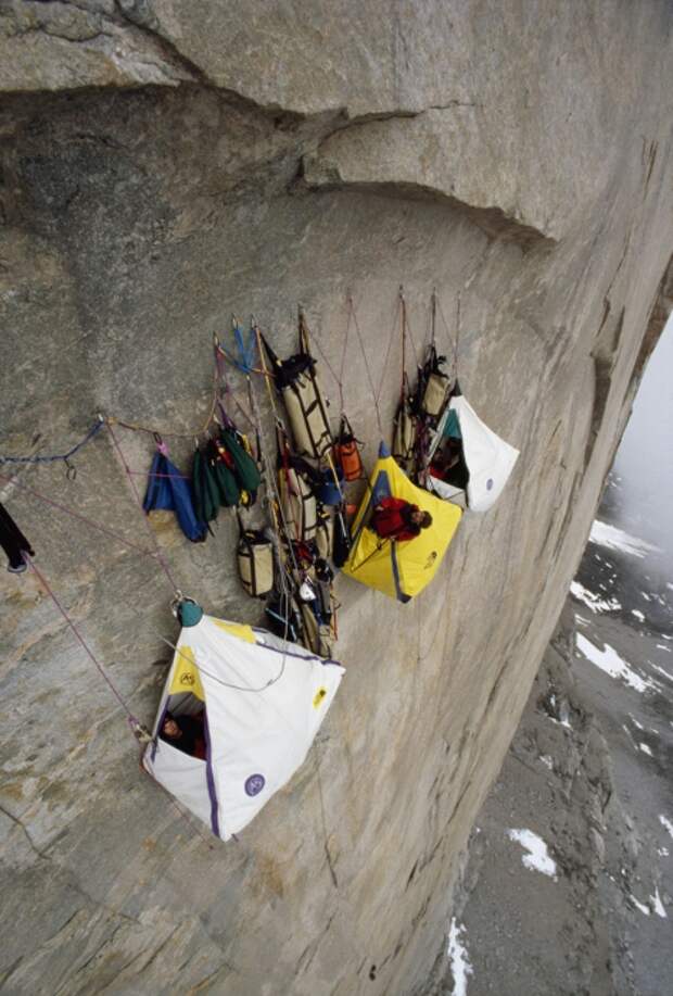 Некоторые альпинисты подвешивают свои палатки, если ночь настигла их в пути.