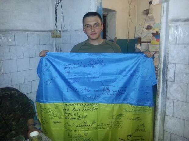 Поляк, устроивший скандал на ТВЦ, просит прощения, одновременно оскверняя цвета Российского флага (видео)