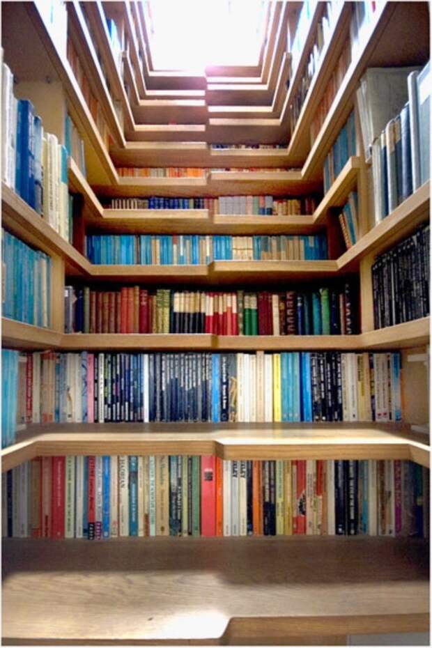 Библиотека-лестница в тесноте, квартиры, квартиры студии, компактно, компактность, плотно напихано, уютненько