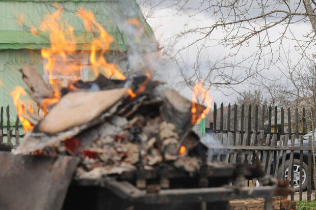 Юрист Русяев: дачники могут получить штраф до 50 тысяч рублей за сжигание мусора