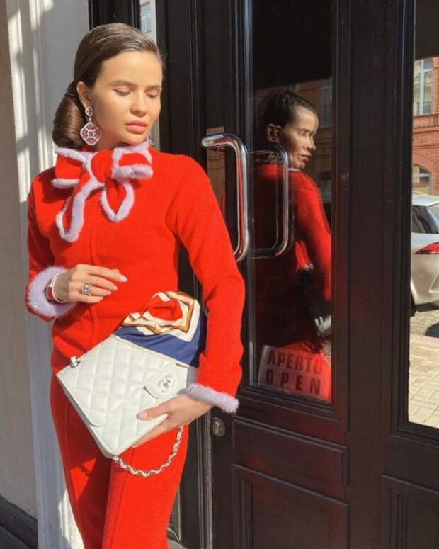 С чем носить красную кофту и выглядеть безупречно