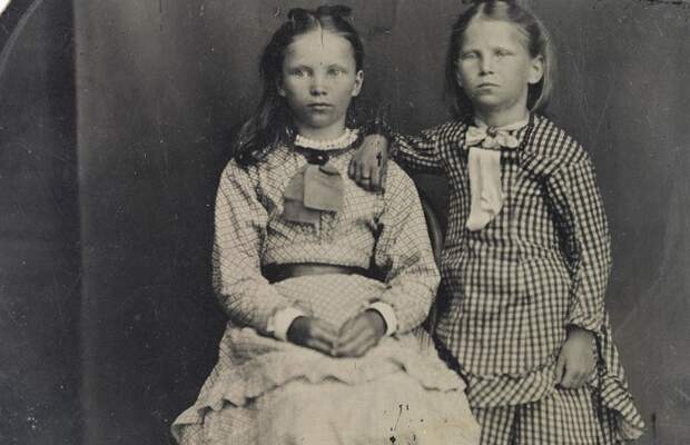 Почему люди на старинных фотографиях клали руку на плечо соседу или на какой-то предмет