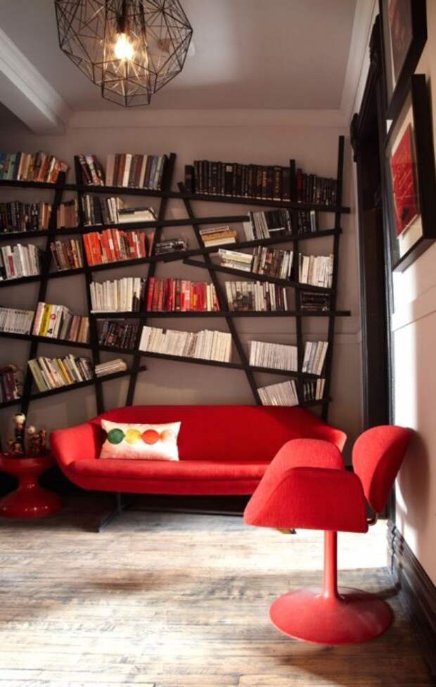 В современном интерьере стеллаж для книг может занимать одно из центральных мест, превращая домашнюю библиотеку в эффектное украшение.