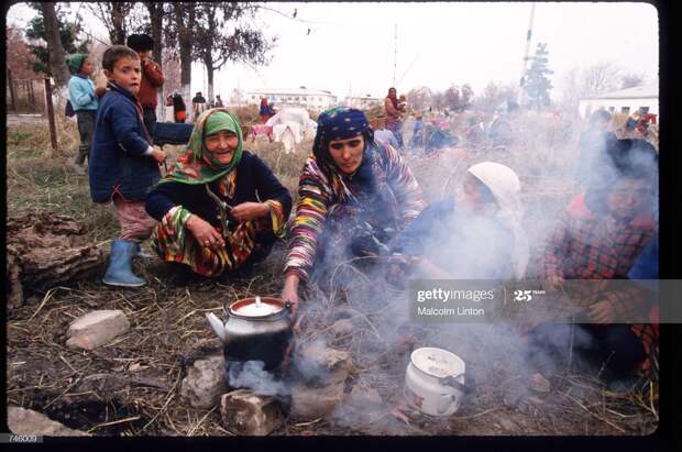 Лагерь таджикских беженцев возле пограничного поста п. Пяндж, декабрь 1992 г