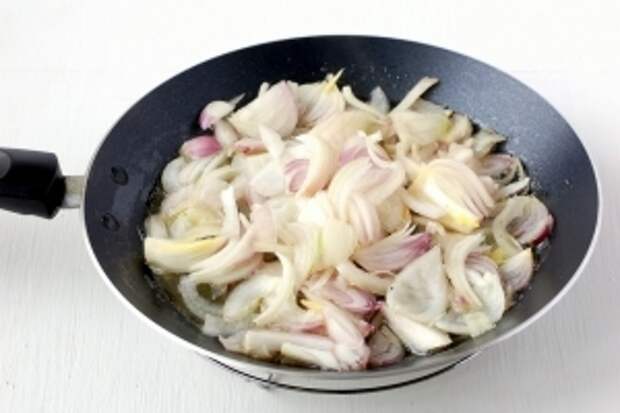 Лук порезать полукольцами и обжарить до золотистого цвета.