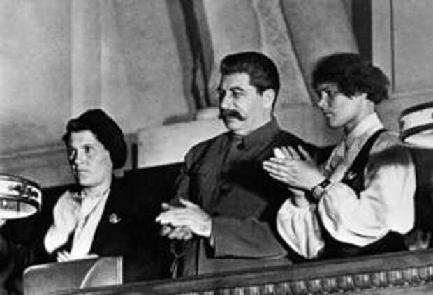 Иосиф Сталин (в центре), трактористка Прасковья Ангелина (слева) и новатор сельскохозяйственного производства Мария Демченко (справа)