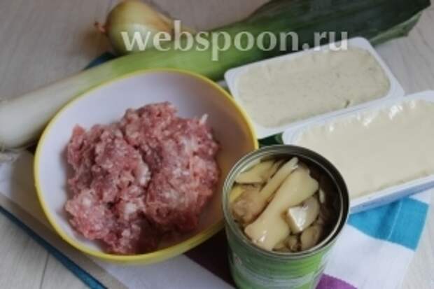 Итак берём такие продукты. Грибы консервированные, лук, сыр, фарш.