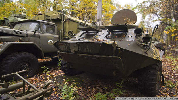 Брошенная военная техника в лесу Брошенная военная техника в лесу