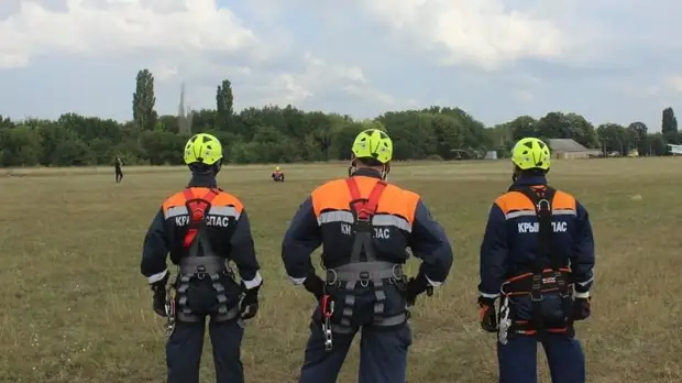 Спасатели эвакуировали двух туристов с горы в Крыму