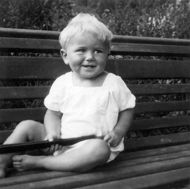 Здзислав Бексиньский в возрасте одного года. \ Фото: google.com. Здзислав Бексиньский в возрасте одного года. \ Фото: google.com.