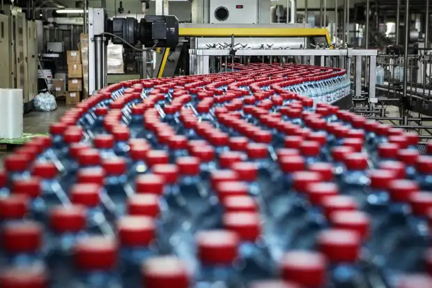 «Преступление против человека и его здоровья»: более четверти продаваемой в России питьевой воды оказалось подделкой