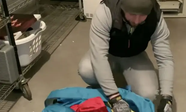 Купили за бесценок старый контейнер. Проверили на всякий случай и нашли золотой схрон