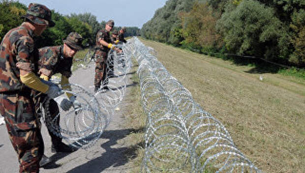 Венгерские военные устанавливают ограждения против беженцев на границе с Хорватией