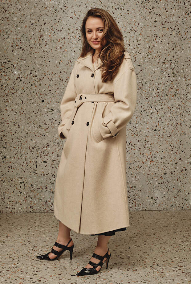 ПАЛЬТО, Brunello Cucinelli; ЮБКА, Marina Rinaldi; ТУФЛИ, Bottega Veneta.