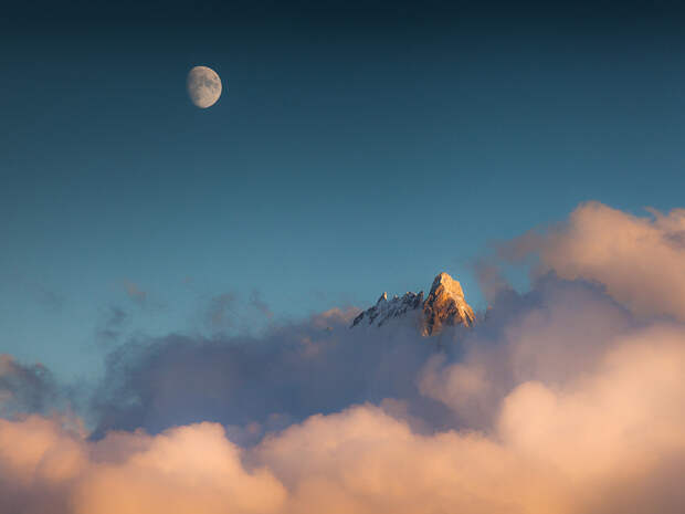 Toucher la Lune... by Vincent Favre on 500px.com
