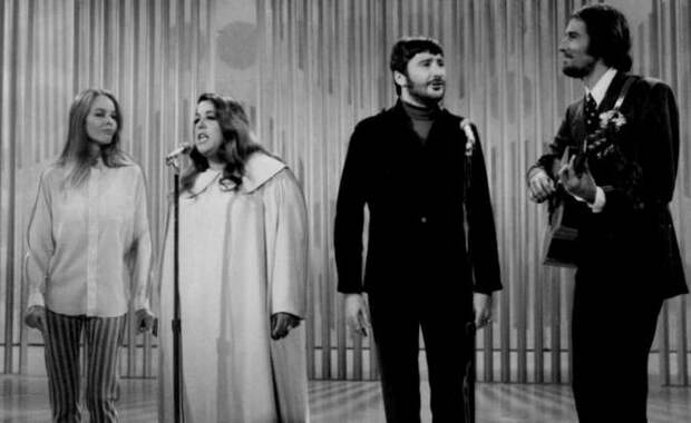 The Mamas & the Papas в 1967 году. Слева направо: Мишель Филлипс, Касс Эллиот, Денни Доэрти и Джон Филлипс / Wikipedia/Общественное достояние