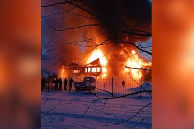 В гостинице «Турист» на берегу Байкала вспыхнул пожар, пламя охватило всё здание