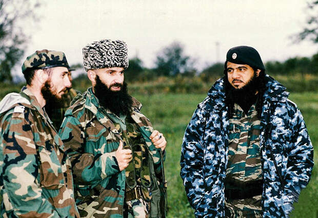 Басаев и Хаттаб готовятся к вторжению в Дагестан летом 1999 года. Басаев и Хаттаб готовятся к вторжению в Дагестан летом 1999 года. Фото в свободном доступе