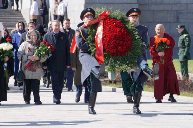 Военнослужащие Ленинградского военного округа приняли участие в торжественно-траурной церемонии на Пискаревском кладбище
