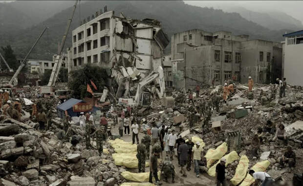 Таньшаньское землятресение 1976 год Эта природная катастрофа произошла в китайском городе Таншане. Около четырех часов ночи, на глубине 22 километров случилось сильнейшее землетрясение. Город был разрушен до основания, никто из 655 000 человек населения не выжил.