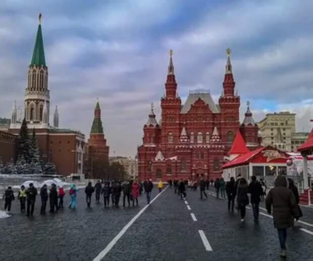 Красная площадь вновь открыта для посещения после подготовки к параду Победы