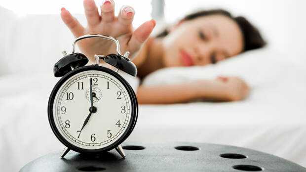 «Именно в это время»: почему недостаток сна приводит к набору веса