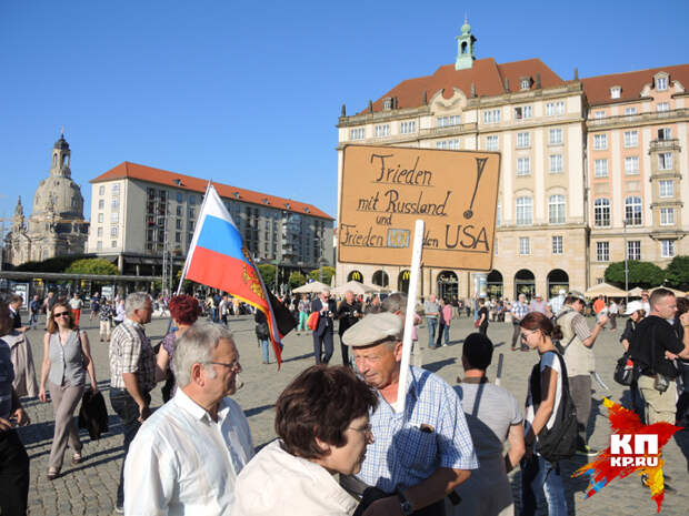 Русский флаг и плакат &quot;Дружба с Россией&quot; на митинге в Дрездене.