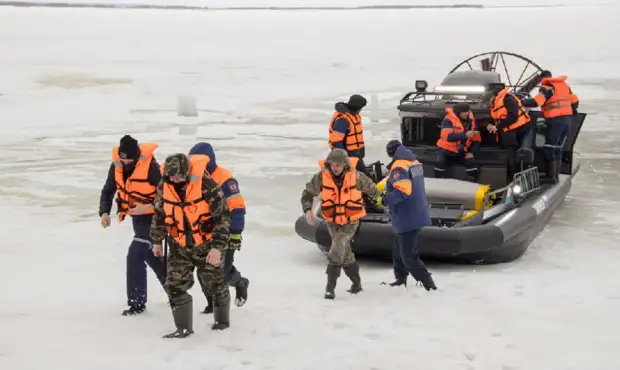 Спасатели и инспекторы маломерных судов провели учения на реке Полуй